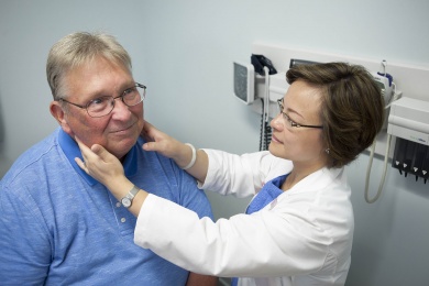 Dr. Jia Ruan examines a patient