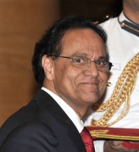 Photo of Dr. Dattatreyudu Nori getting a Padma Shri award from Indian President Pranab Mukherkee